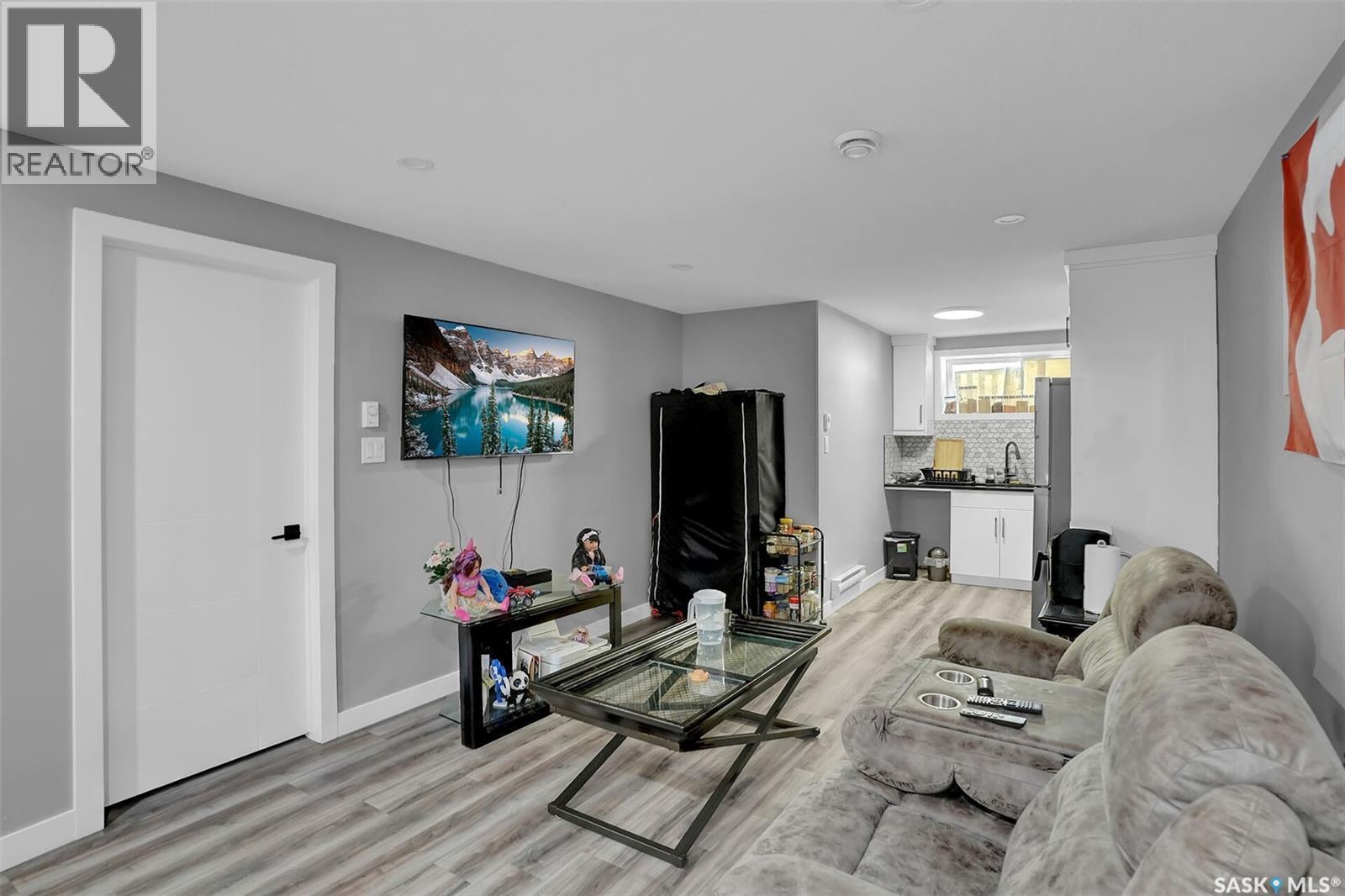 3204 Crosbie Crescent, Regina, SK - Indoor Photo Showing Living Room