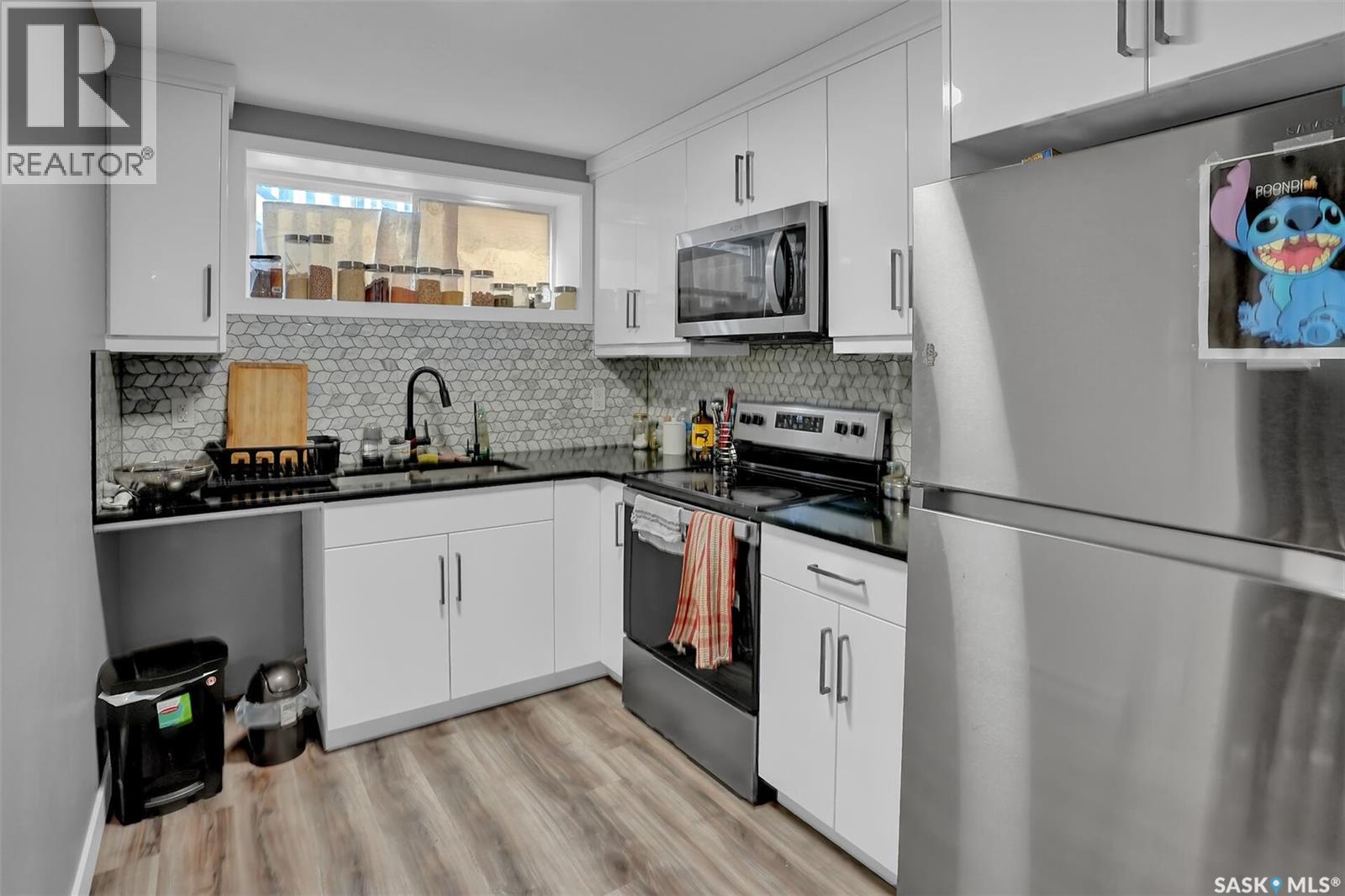 3204 Crosbie Crescent, Regina, SK - Indoor Photo Showing Kitchen With Upgraded Kitchen