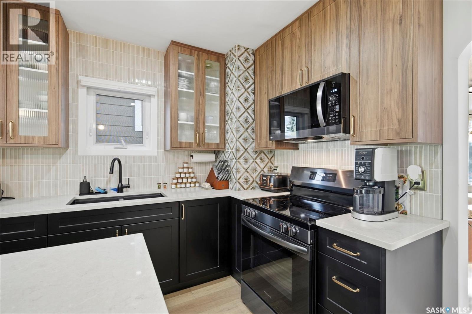 1909 William Avenue, Saskatoon, SK - Indoor Photo Showing Kitchen With Upgraded Kitchen
