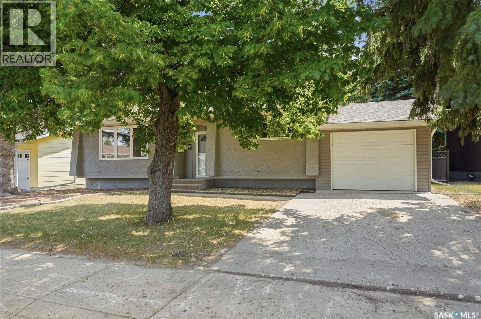 1227 Pascoe Drive E, Moose Jaw, SK - Outdoor