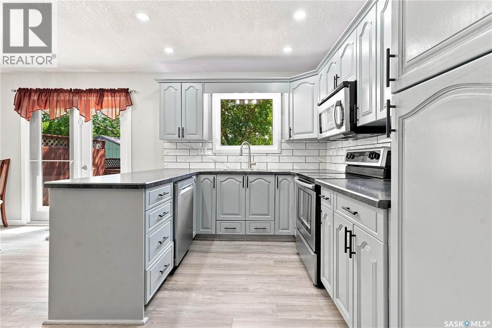 1227 Pascoe Drive E, Moose Jaw, SK - Indoor Photo Showing Kitchen