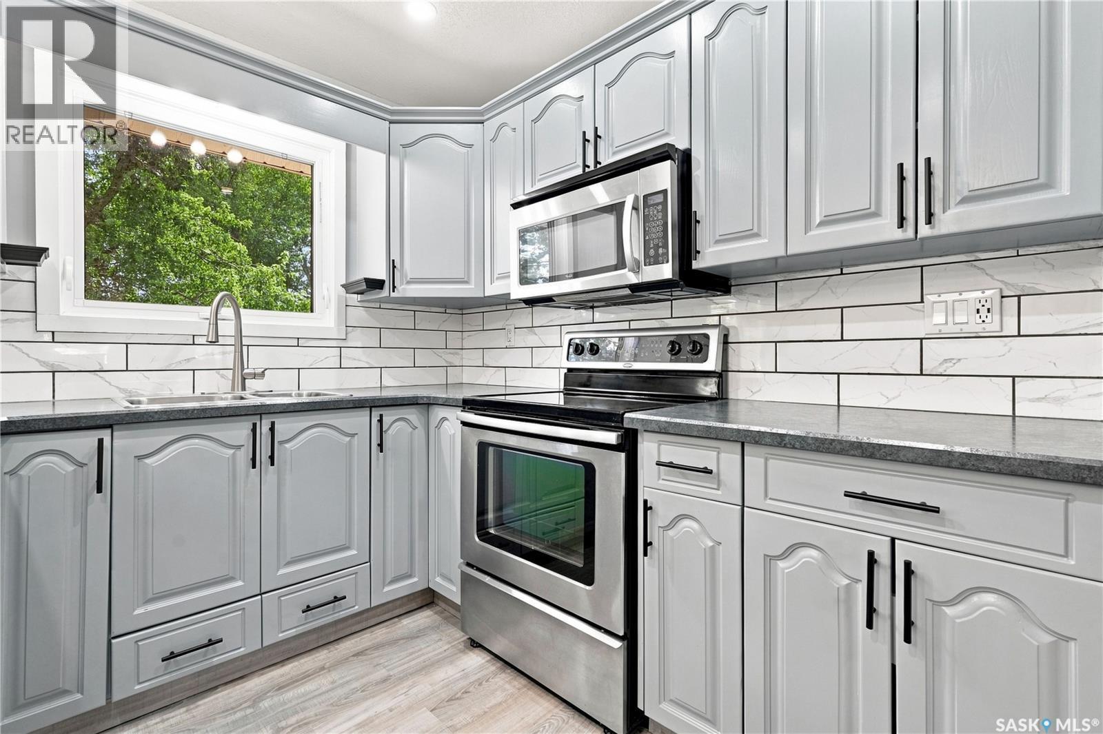 1227 Pascoe Drive E, Moose Jaw, SK - Indoor Photo Showing Kitchen With Double Sink