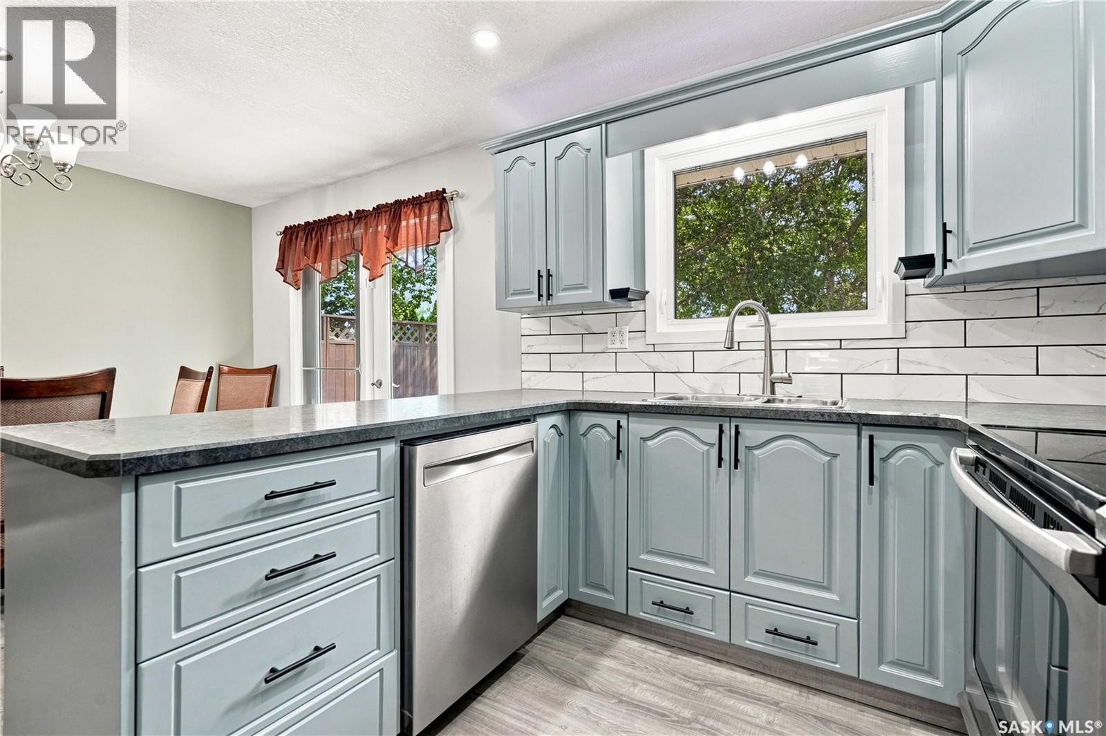 1227 Pascoe Drive E, Moose Jaw, SK - Indoor Photo Showing Kitchen With Stainless Steel Kitchen With Upgraded Kitchen