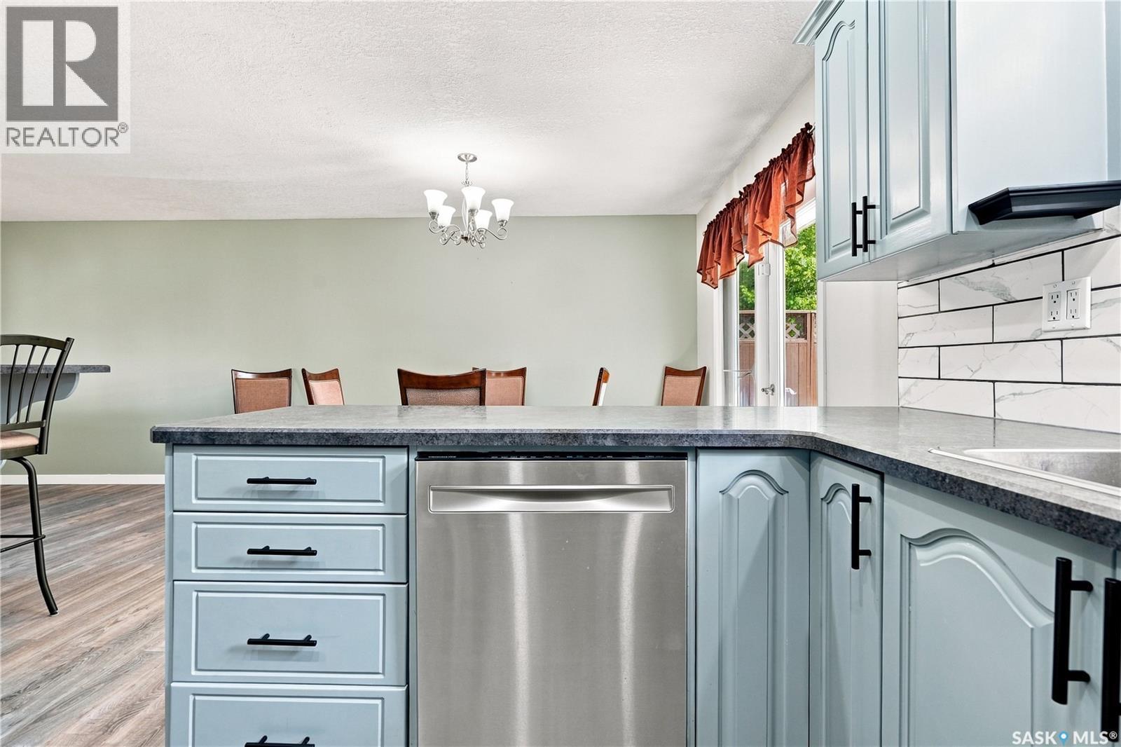 1227 Pascoe Drive E, Moose Jaw, SK - Indoor Photo Showing Kitchen