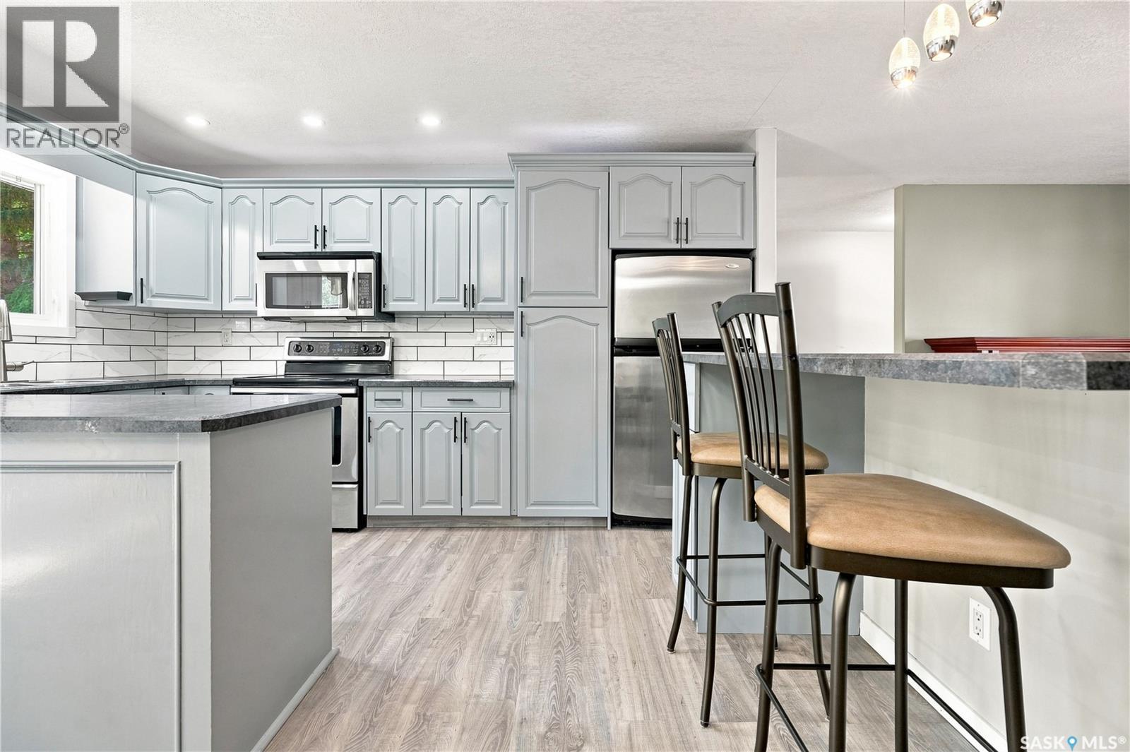 1227 Pascoe Drive E, Moose Jaw, SK - Indoor Photo Showing Kitchen With Stainless Steel Kitchen