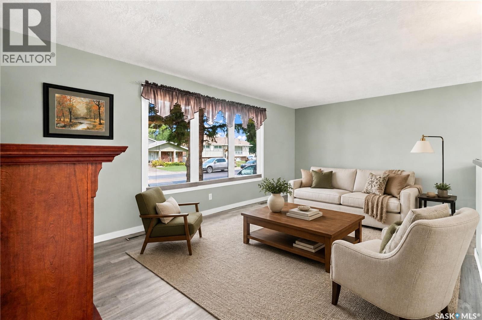 1227 Pascoe Drive E, Moose Jaw, SK - Indoor Photo Showing Living Room