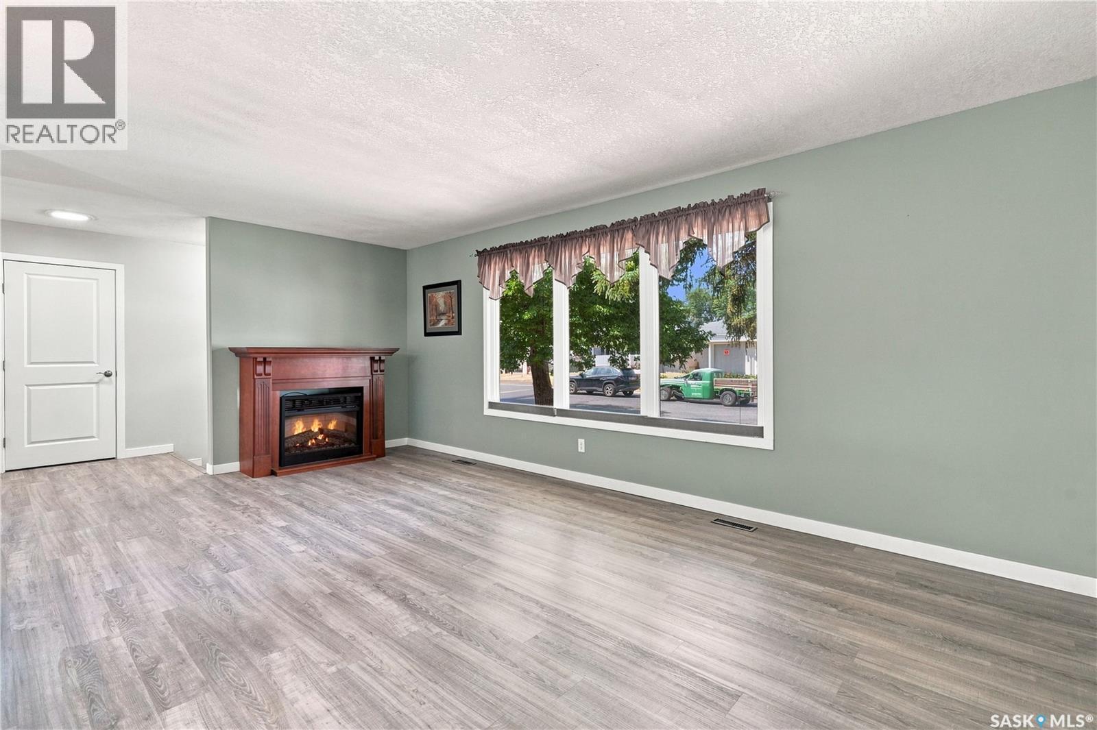 1227 Pascoe Drive E, Moose Jaw, SK - Indoor Photo Showing Living Room With Fireplace
