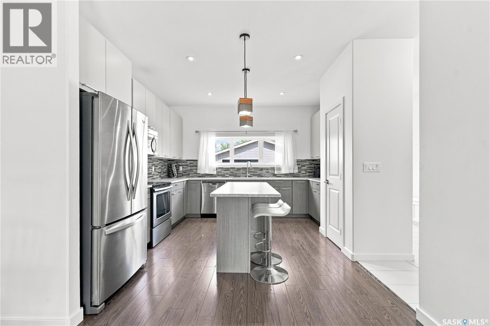 1035 3Rd Street E, Saskatoon, SK - Indoor Photo Showing Kitchen With Stainless Steel Kitchen With Upgraded Kitchen