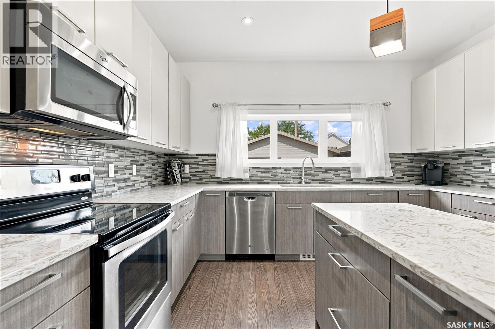 1035 3Rd Street E, Saskatoon, SK - Indoor Photo Showing Kitchen With Stainless Steel Kitchen With Upgraded Kitchen