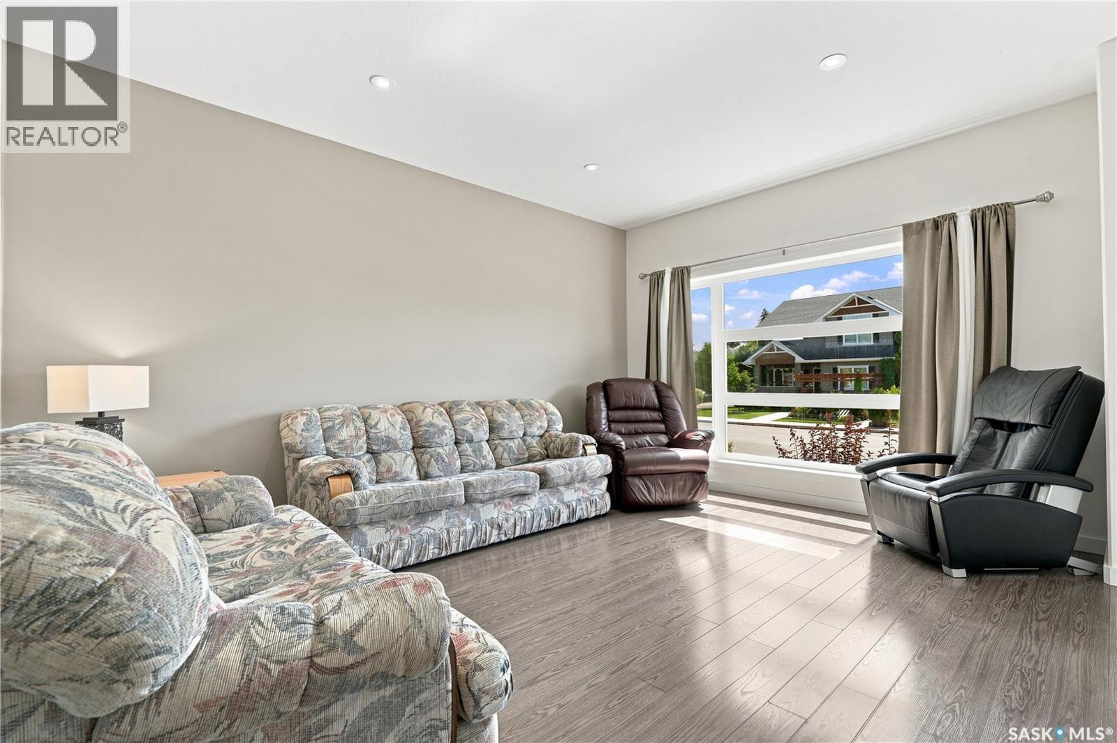 1035 3Rd Street E, Saskatoon, SK - Indoor Photo Showing Living Room