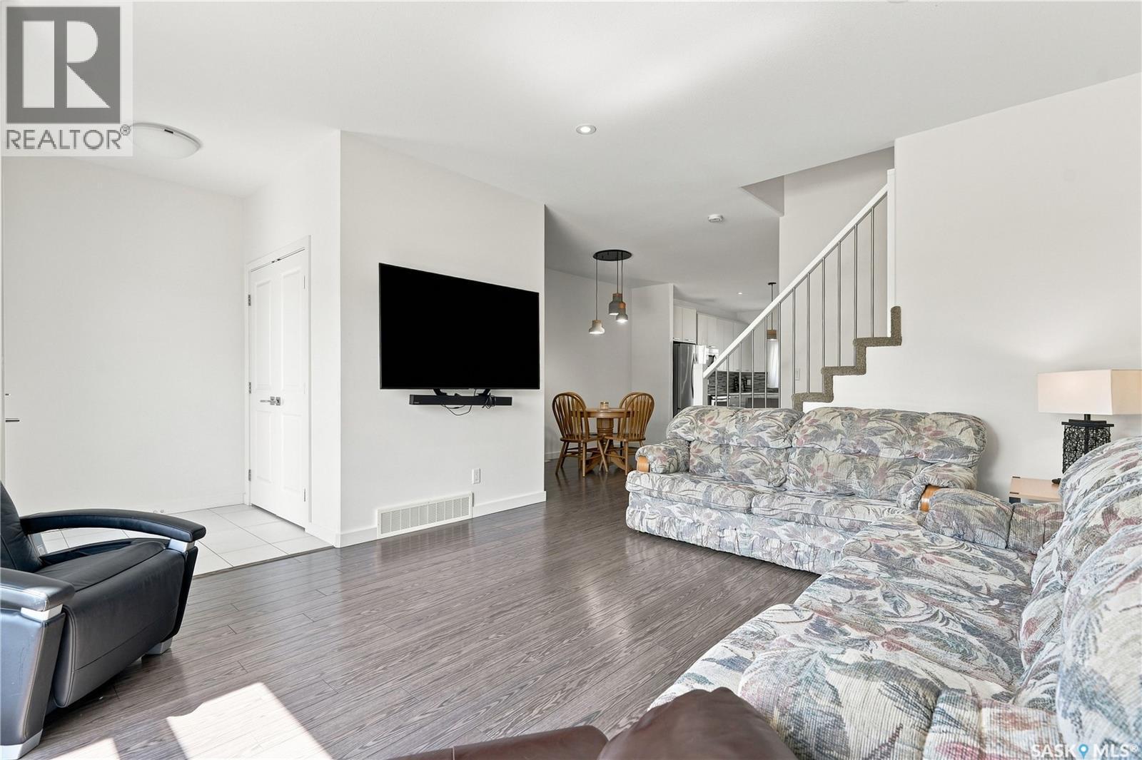 1035 3Rd Street E, Saskatoon, SK - Indoor Photo Showing Living Room
