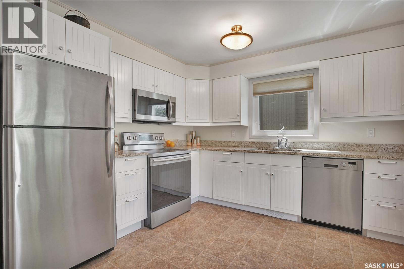 246 Perreault Crescent, Saskatoon, SK - Indoor Photo Showing Kitchen
