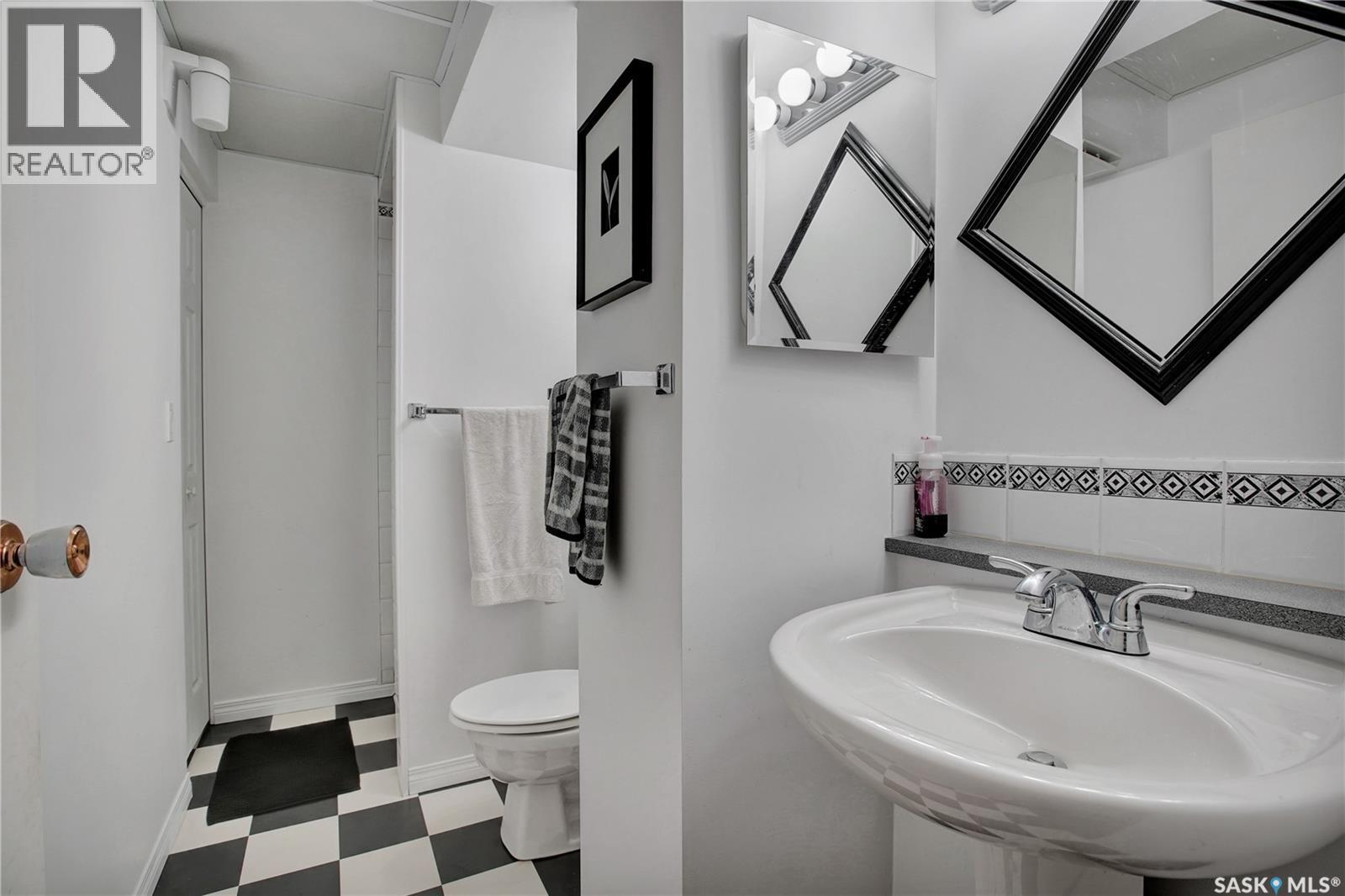 246 Perreault Crescent, Saskatoon, SK - Indoor Photo Showing Bathroom