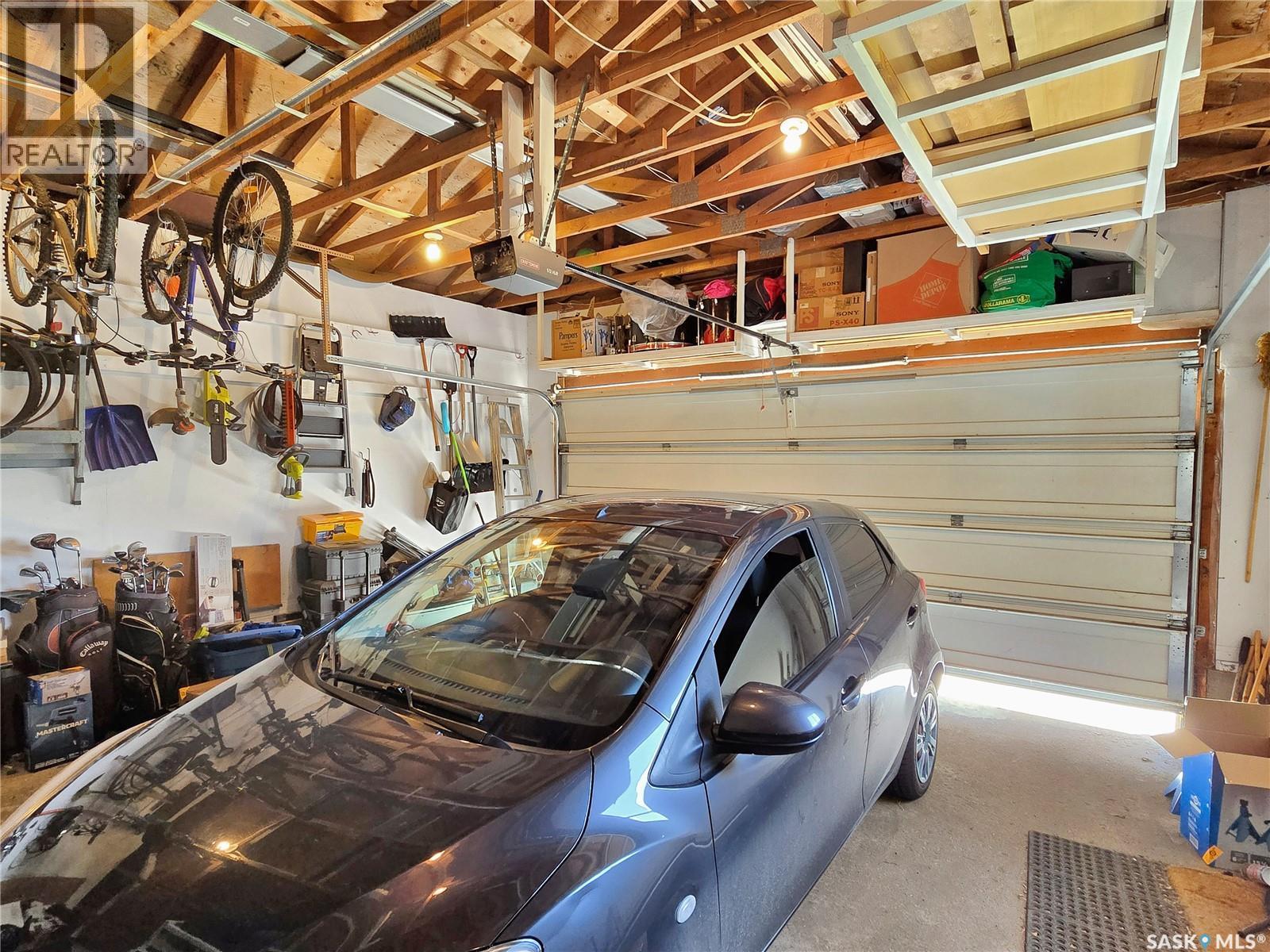 246 Perreault Crescent, Saskatoon, SK - Indoor Photo Showing Garage