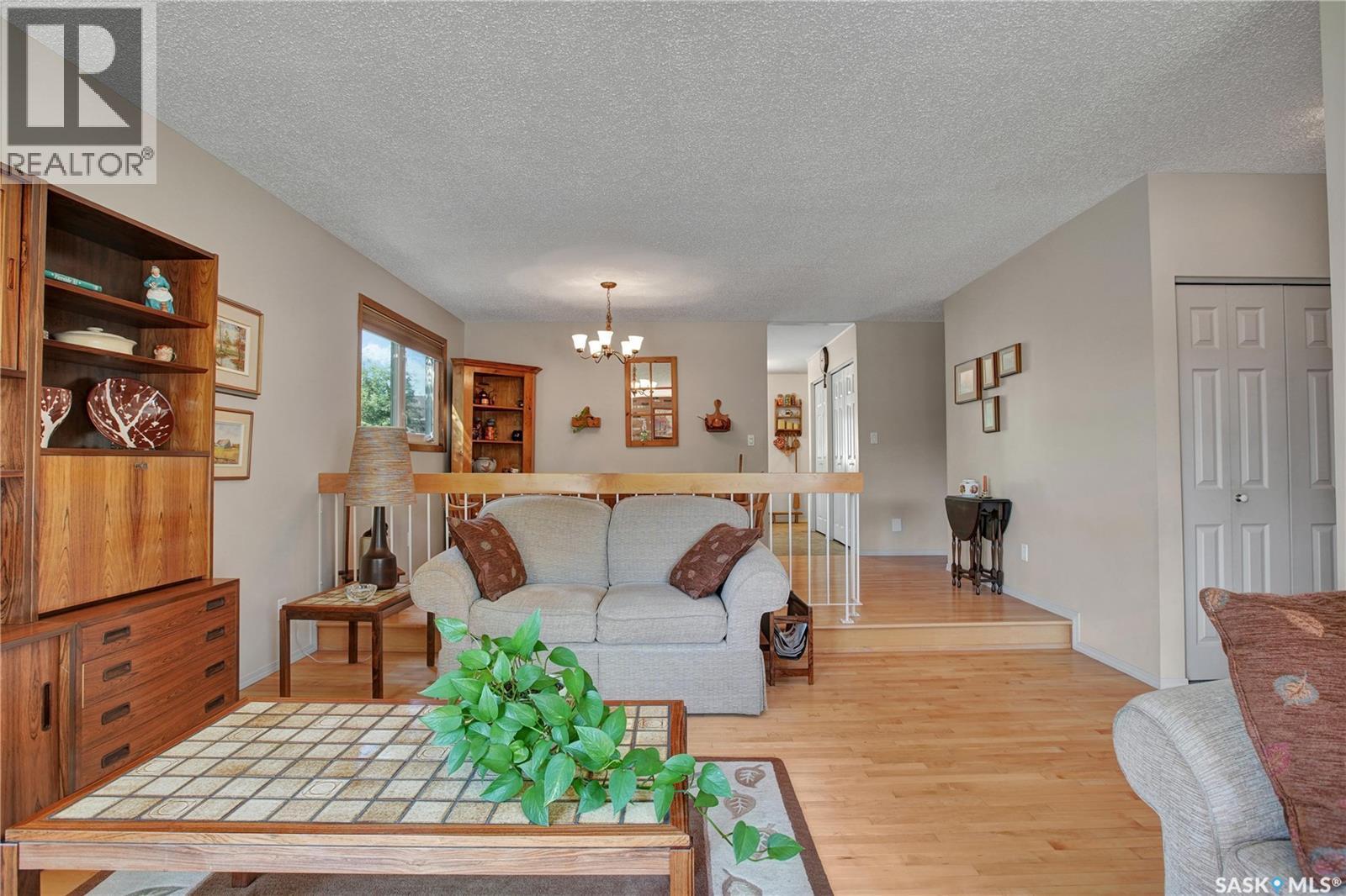 246 Perreault Crescent, Saskatoon, SK - Indoor Photo Showing Living Room