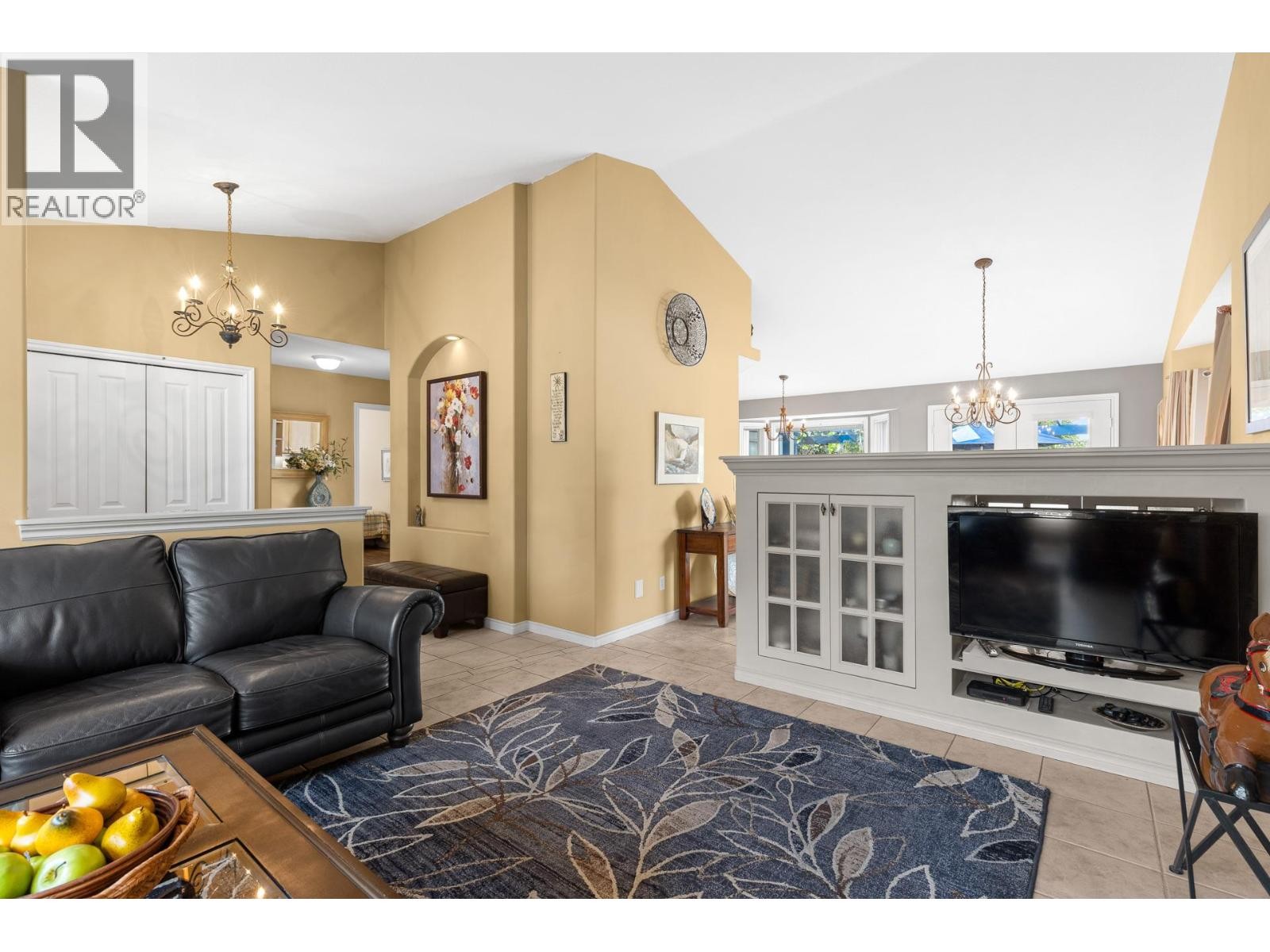 4000 Gallaghers Terrace, Kelowna, BC - Indoor Photo Showing Living Room