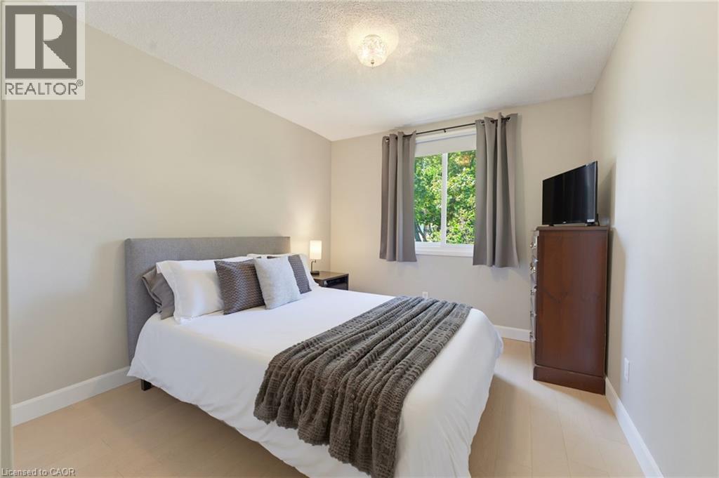 164 Hanover Place, Hamilton, ON - Indoor Photo Showing Bedroom
