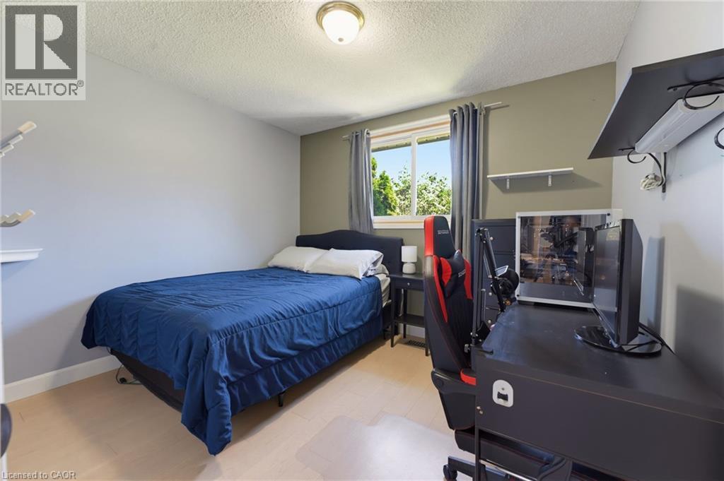 164 Hanover Place, Hamilton, ON - Indoor Photo Showing Bedroom