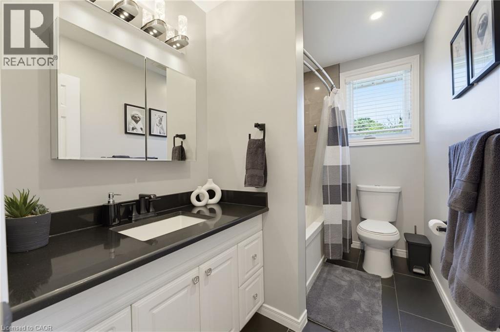 164 Hanover Place, Hamilton, ON - Indoor Photo Showing Bathroom