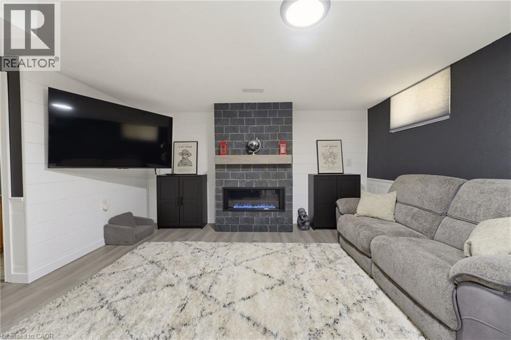 164 Hanover Place, Hamilton, ON - Indoor Photo Showing Living Room With Fireplace