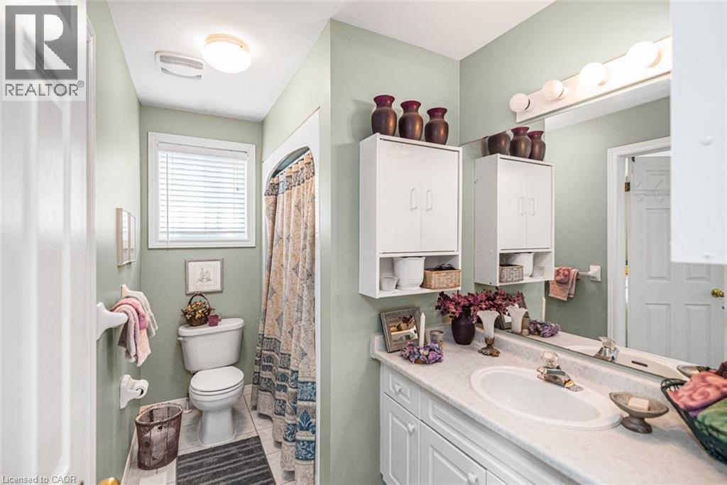 10 Richview Drive, Hamilton, ON - Indoor Photo Showing Bathroom