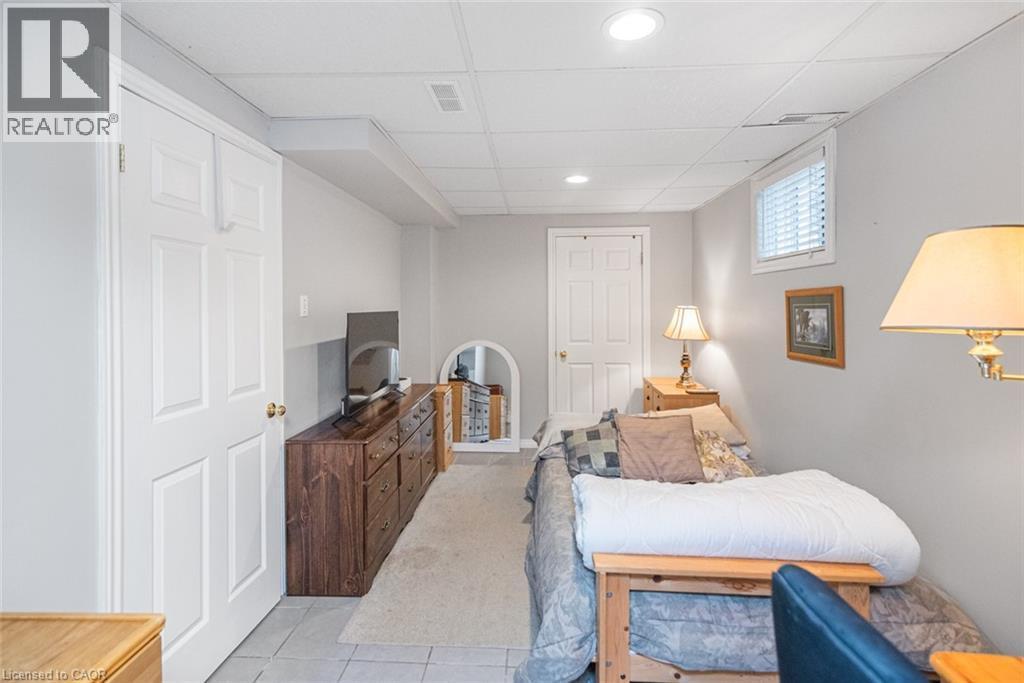 10 Richview Drive, Hamilton, ON - Indoor Photo Showing Bedroom
