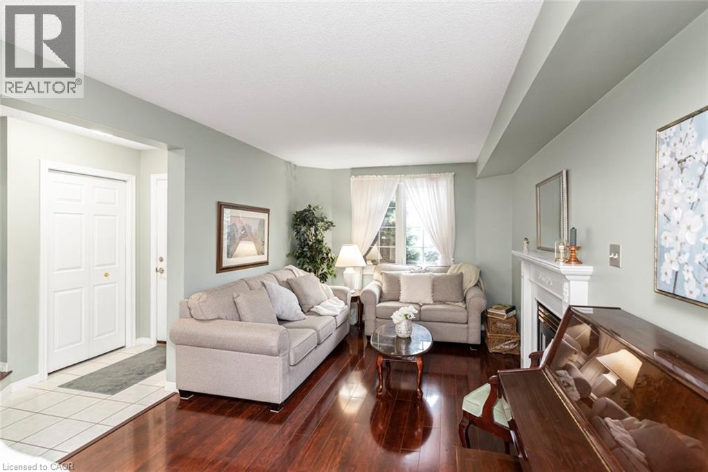10 Richview Drive, Hamilton, ON - Indoor Photo Showing Living Room