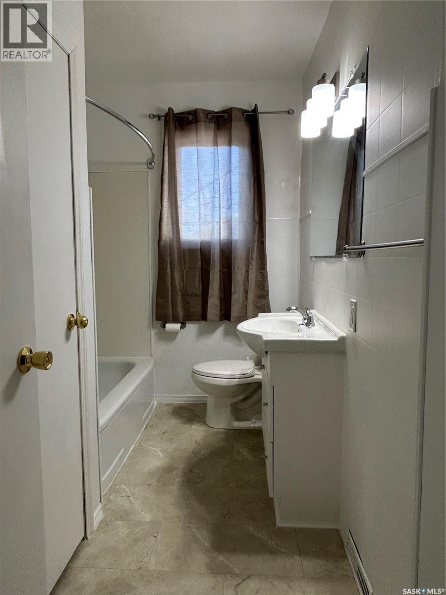 1706 2Nd Street, Estevan, SK - Indoor Photo Showing Bathroom