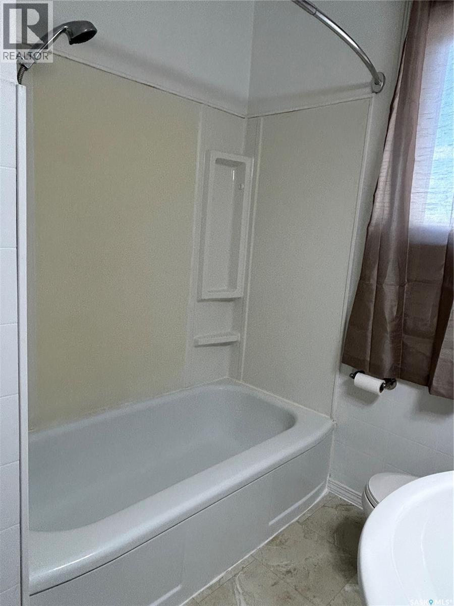 1706 2Nd Street, Estevan, SK - Indoor Photo Showing Bathroom