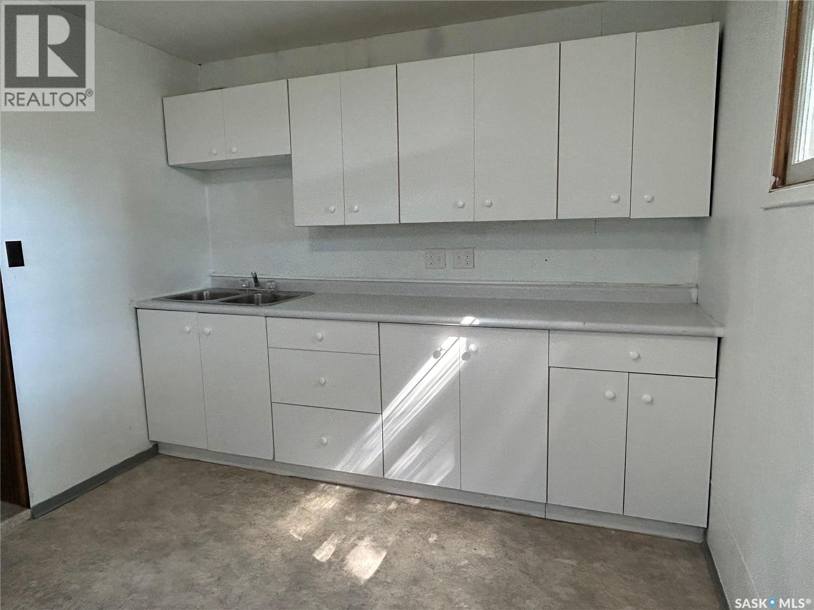 1706 2Nd Street, Estevan, SK - Indoor Photo Showing Kitchen With Double Sink