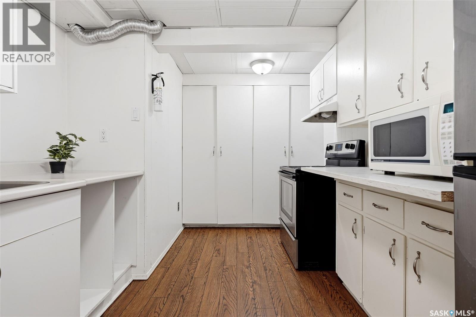 202 Mccannel Street, Regina, SK - Indoor Photo Showing Kitchen