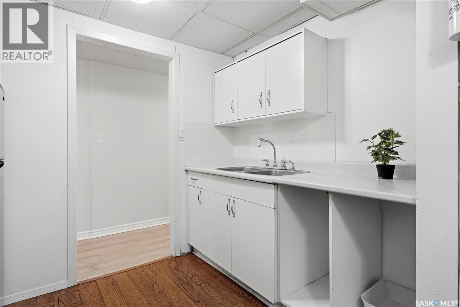 202 Mccannel Street, Regina, SK - Indoor Photo Showing Kitchen With Double Sink