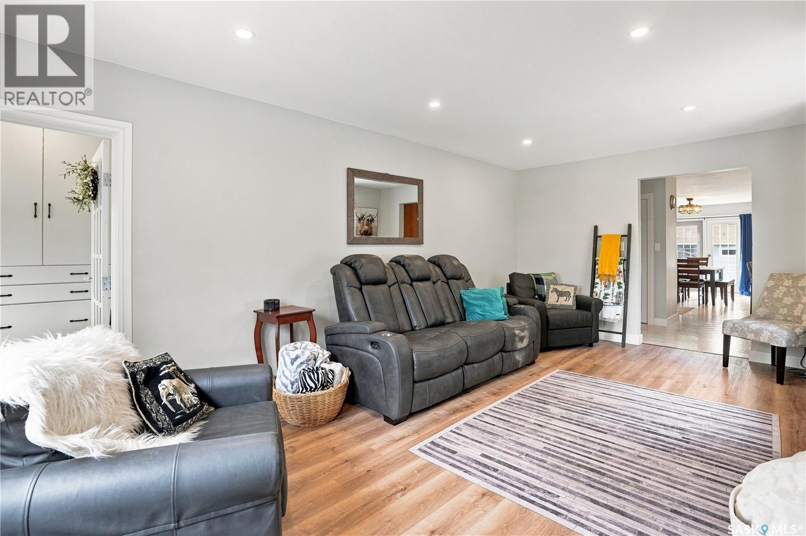 507 Railway Avenue, Bulyea, SK - Indoor Photo Showing Living Room