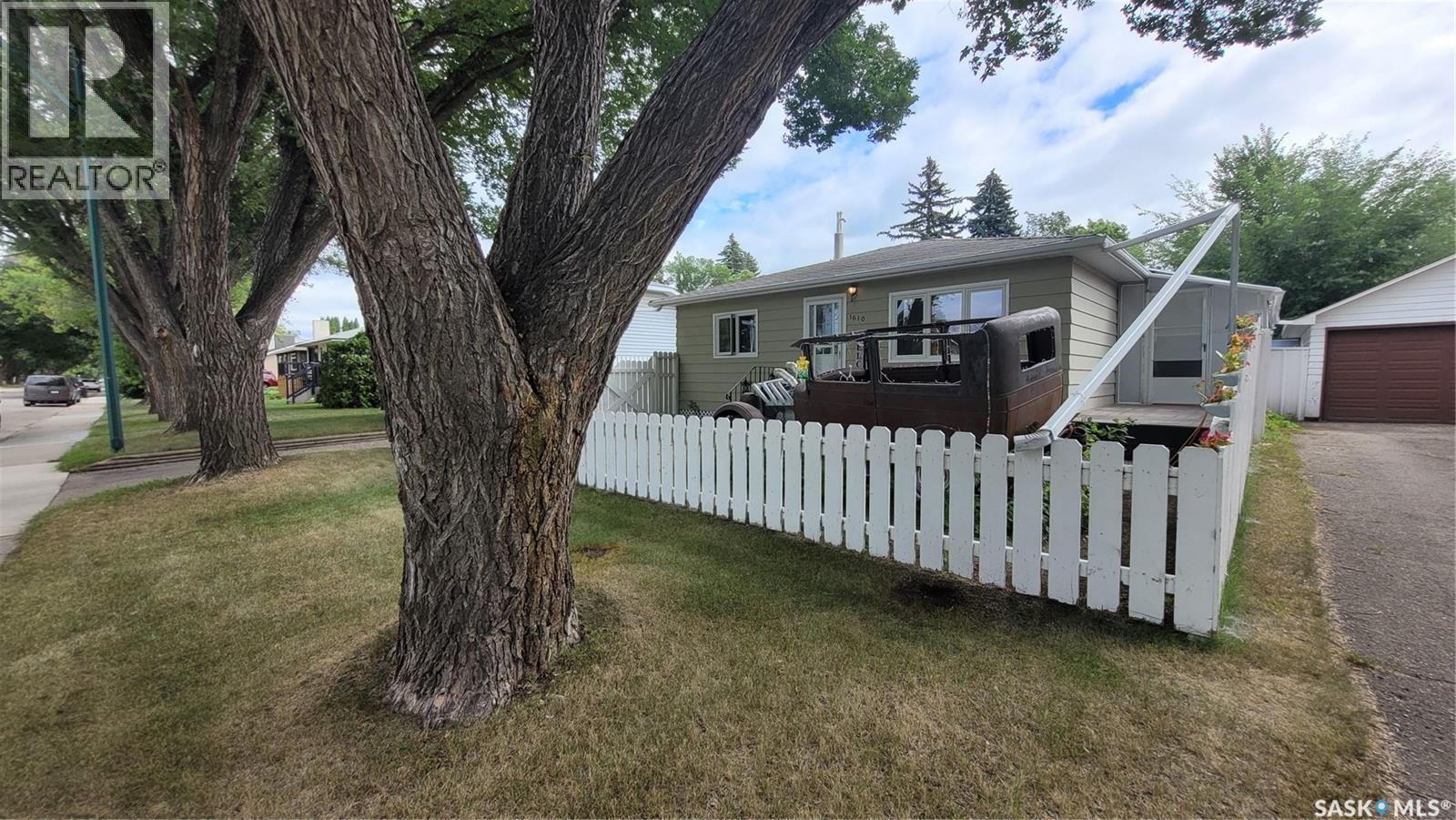1610 2Nd Avenue N, Saskatoon, SK - Outdoor With Deck Patio Veranda