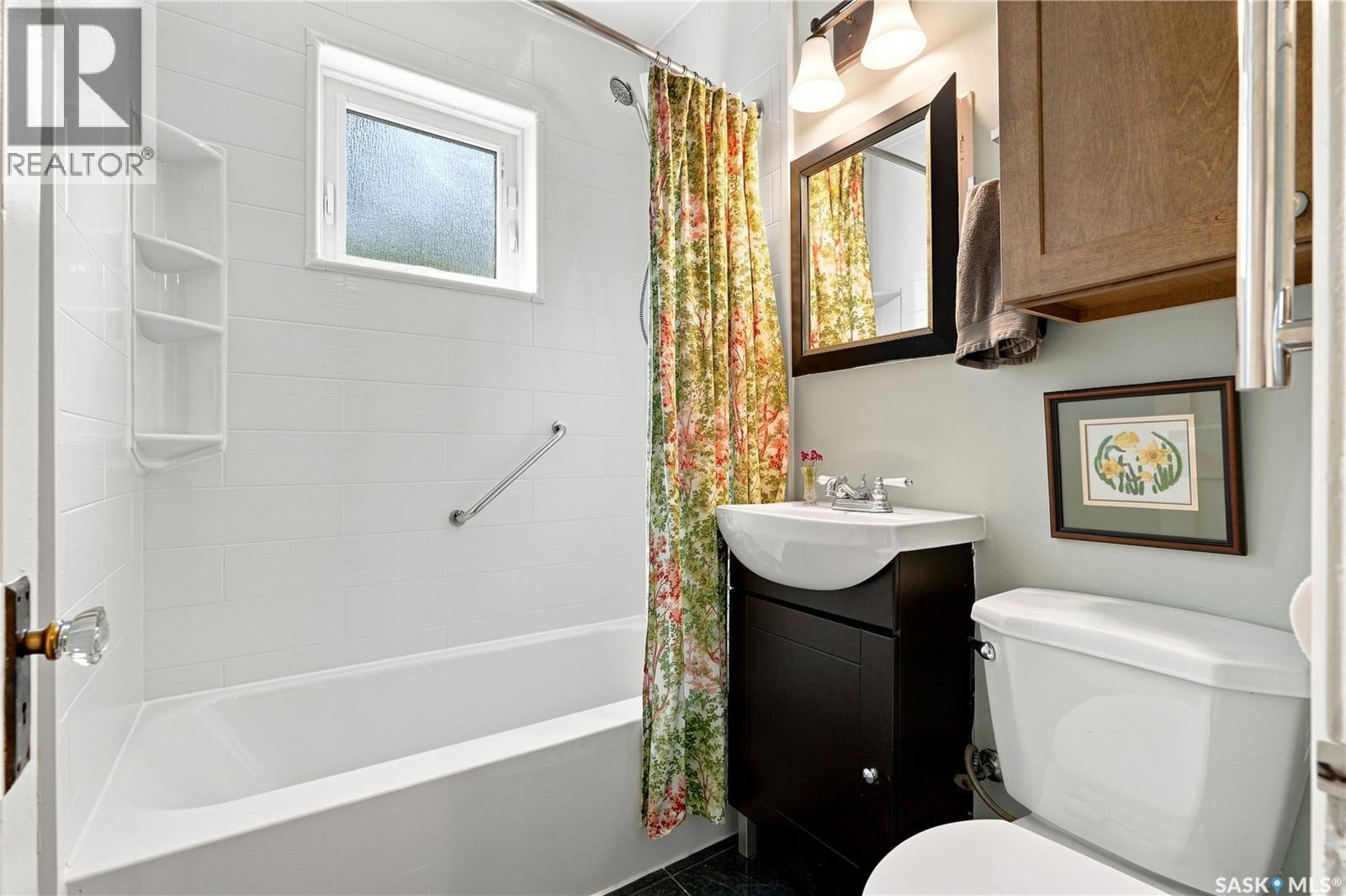 1502 Lorne Avenue, Saskatoon, SK - Indoor Photo Showing Bathroom