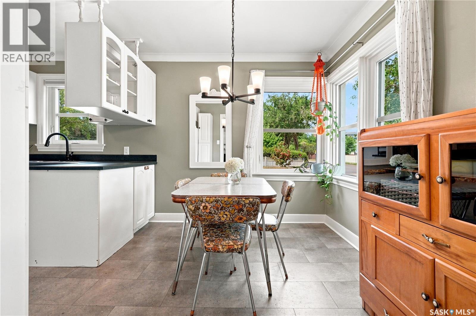 1502 Lorne Avenue, Saskatoon, SK - Indoor Photo Showing Dining Room