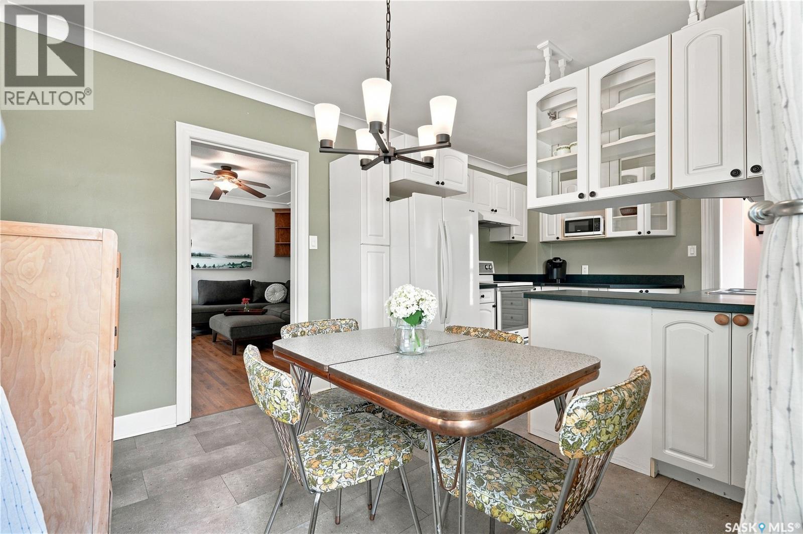 1502 Lorne Avenue, Saskatoon, SK - Indoor Photo Showing Dining Room
