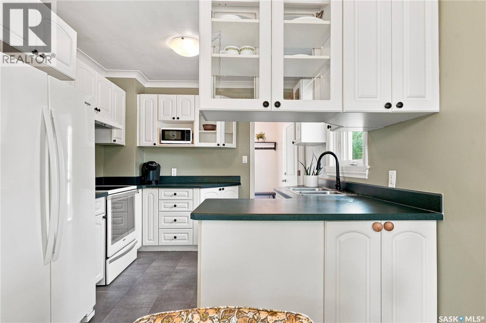 1502 Lorne Avenue, Saskatoon, SK - Indoor Photo Showing Kitchen With Double Sink