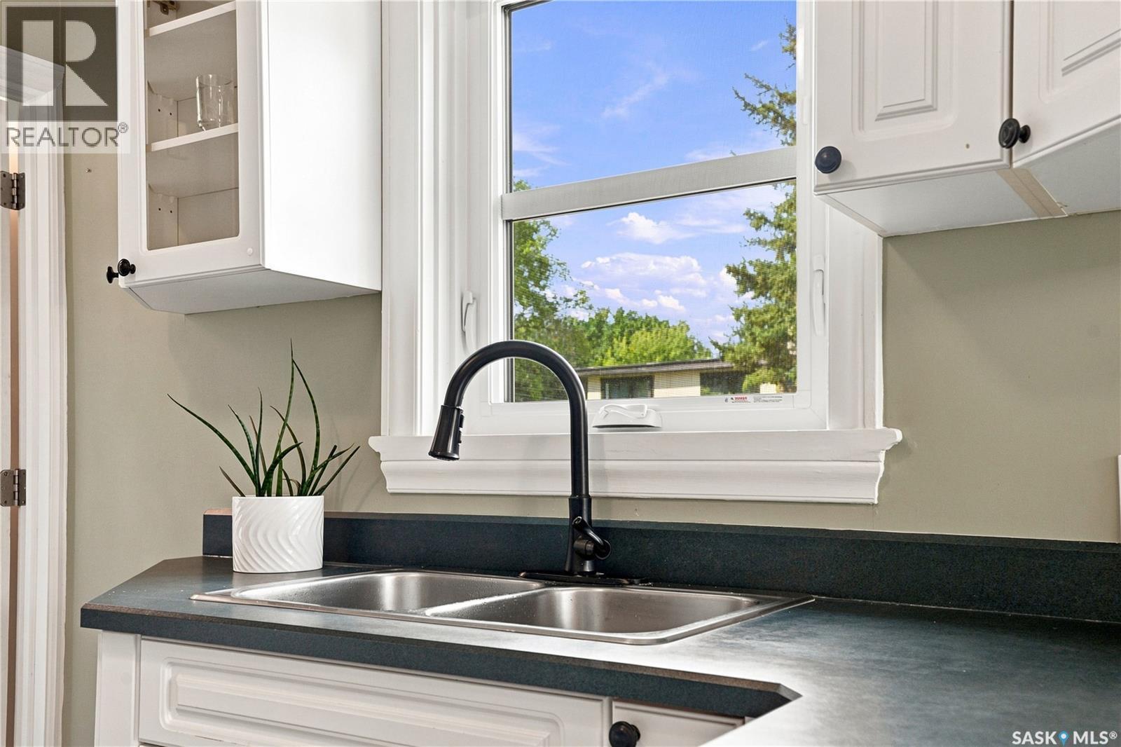 1502 Lorne Avenue, Saskatoon, SK - Indoor Photo Showing Kitchen With Double Sink