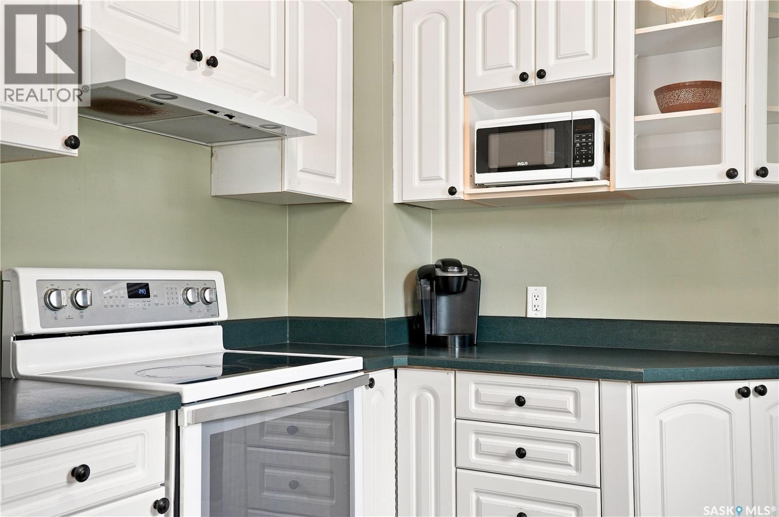 1502 Lorne Avenue, Saskatoon, SK - Indoor Photo Showing Kitchen
