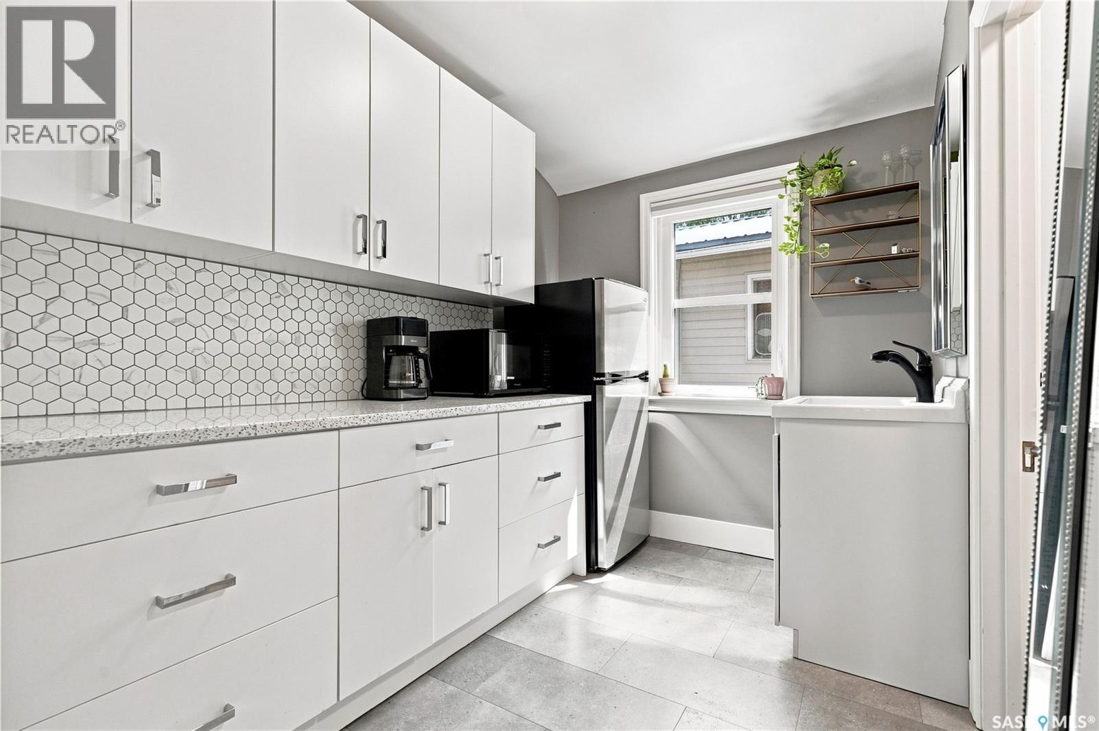 1502 Lorne Avenue, Saskatoon, SK - Indoor Photo Showing Kitchen