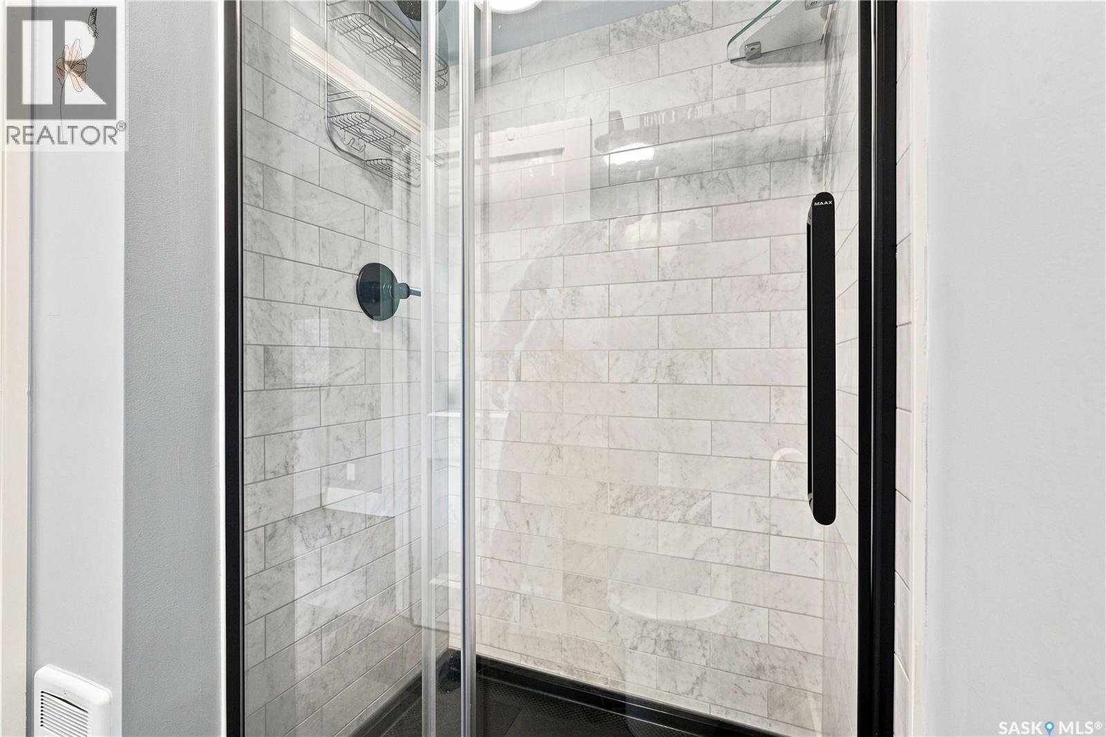1502 Lorne Avenue, Saskatoon, SK - Indoor Photo Showing Bathroom
