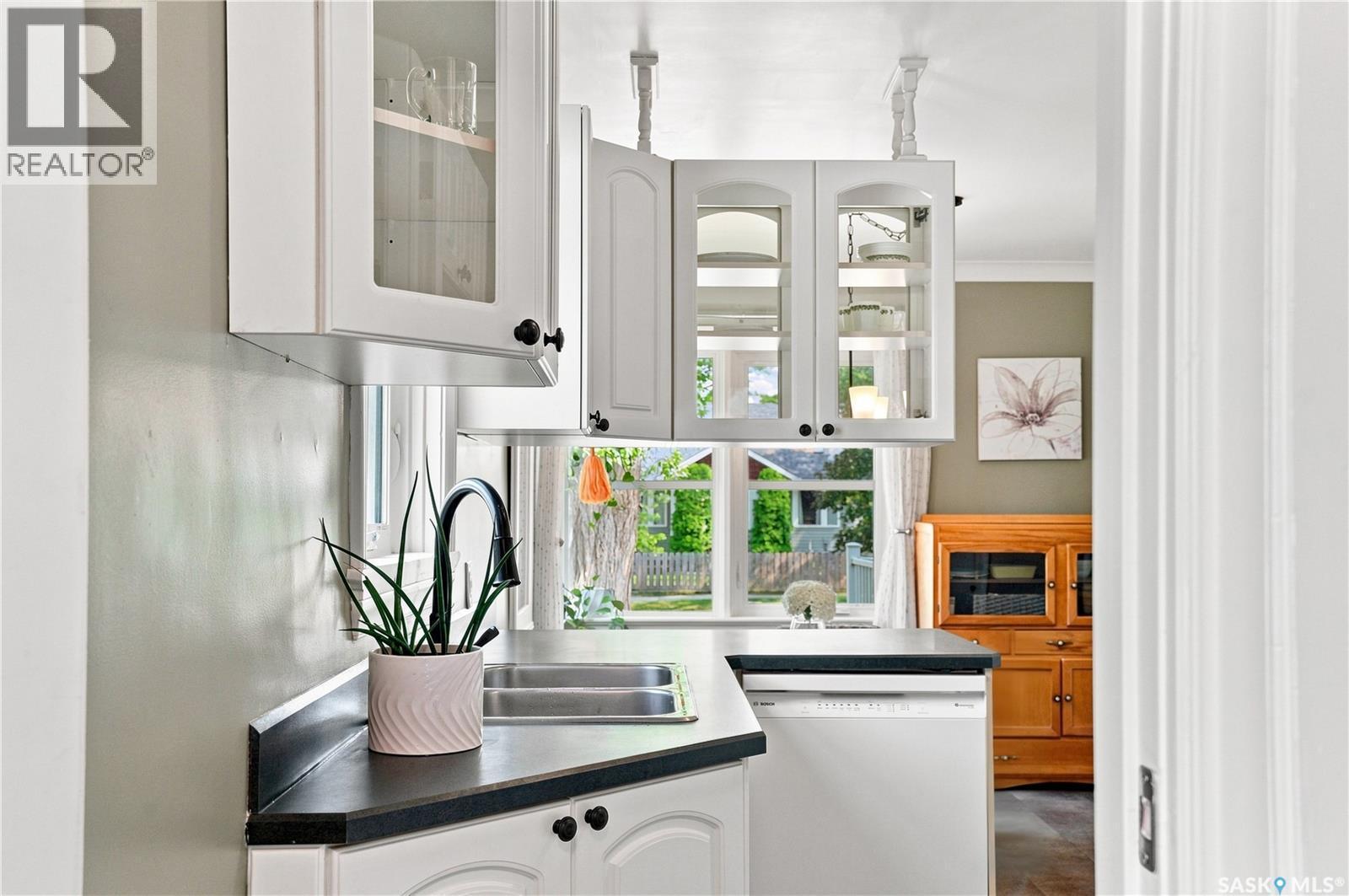 1502 Lorne Avenue, Saskatoon, SK - Indoor Photo Showing Kitchen With Double Sink