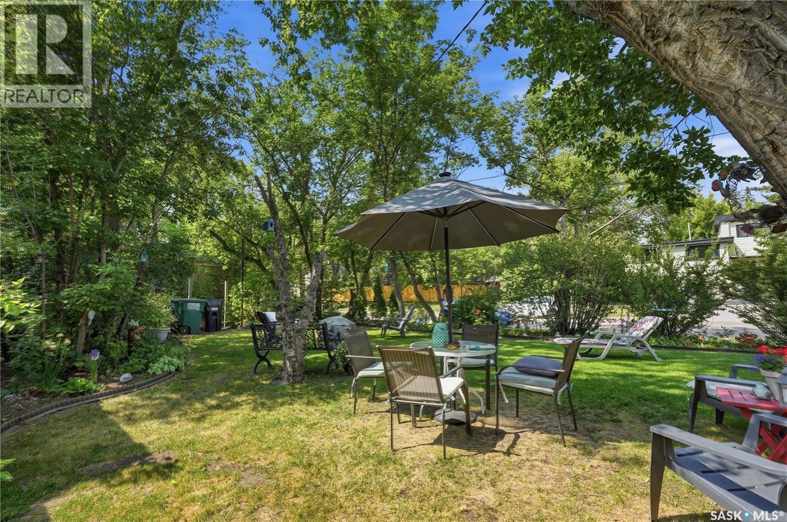 1502 Lorne Avenue, Saskatoon, SK - Outdoor With Backyard