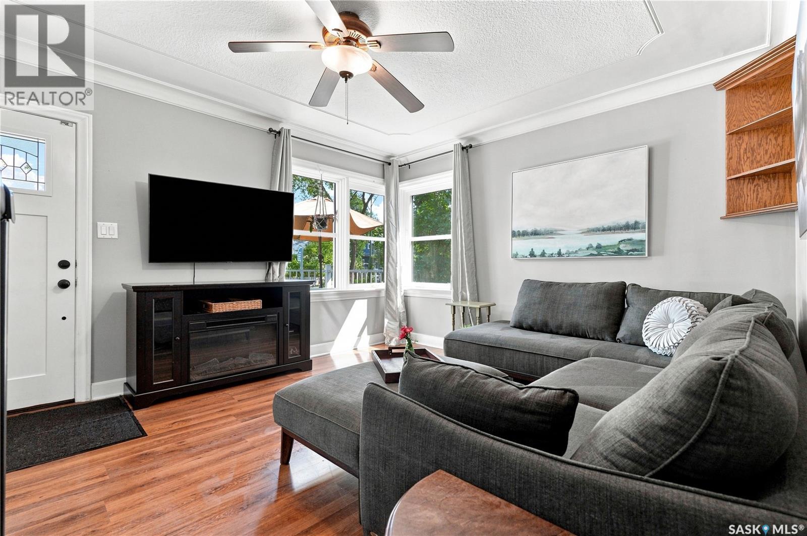 1502 Lorne Avenue, Saskatoon, SK - Indoor Photo Showing Living Room