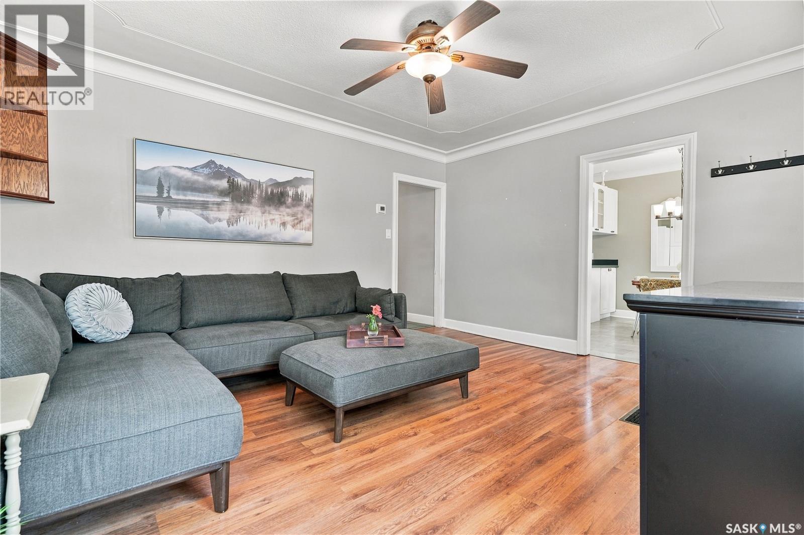 1502 Lorne Avenue, Saskatoon, SK - Indoor Photo Showing Living Room