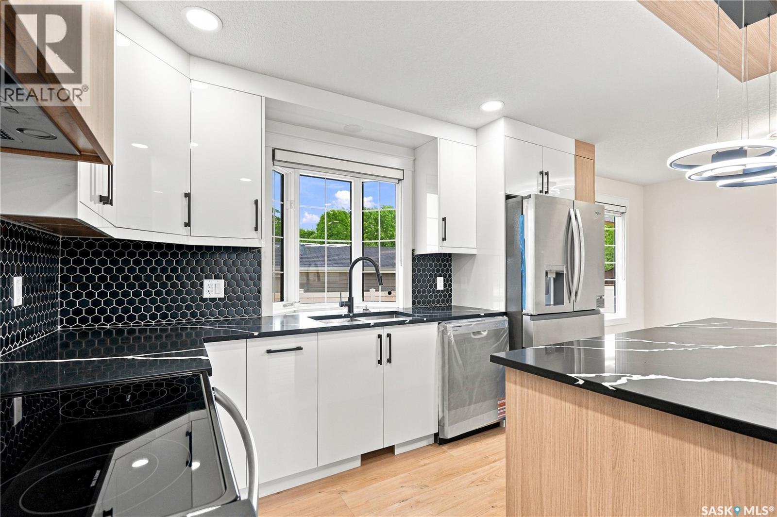 702 Mckercher Drive, Saskatoon, SK - Indoor Photo Showing Kitchen With Upgraded Kitchen