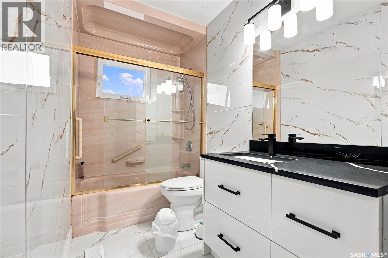702 Mckercher Drive, Saskatoon, SK - Indoor Photo Showing Bathroom