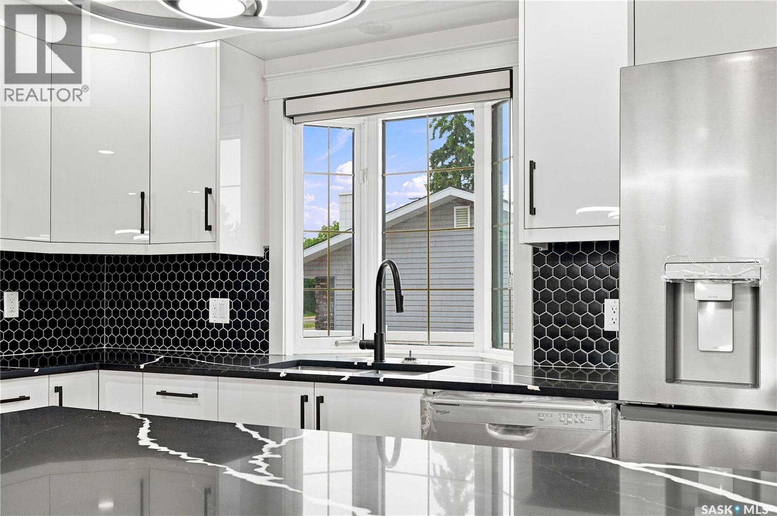 702 Mckercher Drive, Saskatoon, SK - Indoor Photo Showing Kitchen With Upgraded Kitchen