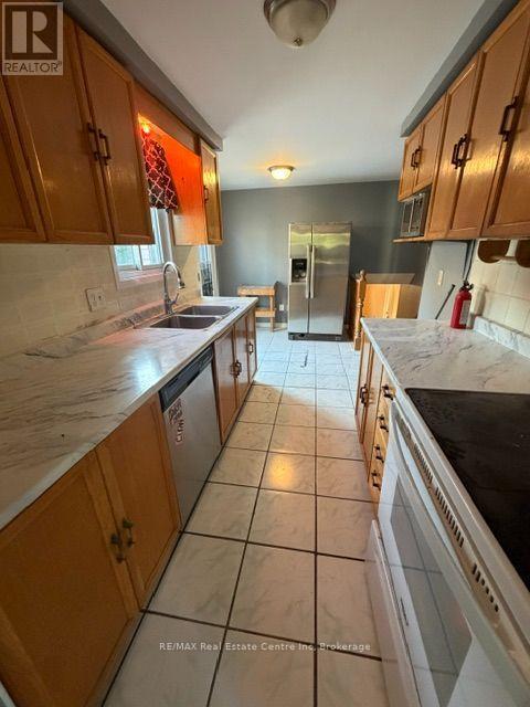 22 Calais Place E, Kitchener, ON - Indoor Photo Showing Kitchen With Double Sink